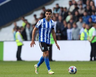 Sheffield Wednesday 'den Reece James 17 Eylül 202' de İngiltere 'nin başkenti Sheffield' da oynanan Sheffield Wednesday-Ipswich Town maçında topu sürüyor.
