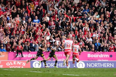 Salford Red Devils 'ten Ryan Brierley 17 Eylül 202' de St Helens 'e karşı Salford Red Devils' in oynadığı Betfred Süper Lig maçında Devils taraftarları önünde bir deneme yaptı.