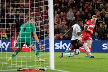 Middlesbrough 'dan Duncan Watmore şutunu atıyor ama 17 Eylül 202' de Middlesbrough, İngiltere 'deki Riverside Stadyumu' nda oynanan Middlesbrough-Rotherham United maçında geniş bir alana yayılıyor.