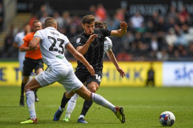 Swansea City 'den 23 numaralı Nathan Wood 17 Eylül 202' de Swansea.com Stadyumu 'nda oynanan Swansea City vs Hull City maçında Hull City' den Ryan Longman 'a faul yaptı.
