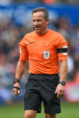 Hakem Keith Stroud, Sky Bet Şampiyonası maçında Swansea City, Hull City 'ye karşı Swansea.com Stadyumu, Swansea, Birleşik Krallık, 17 Eylül 202