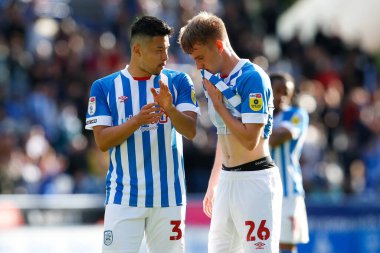 Huddersfield Town 'dan Yuta Nakayama # 33 ve Huddersfield Kasabasından Pat Jones # 26 Sky Bet Şampiyonası maçı sırasında Huddersfield Town, Cardiff City' e karşı John Smith Stadyumu, Huddersfield, Birleşik Krallık, 17 Eylül 202
