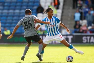 Huddersfield Town 'dan Etienne Camara # 24 ve Cardiff City' den Andy Rinomhota # 35 Sky Bet Şampiyonası maçı sırasında Huddersfield Town - Cardiff City John Smith Stadyumu, Huddersfield, Birleşik Krallık, 17 Eylül 202