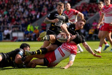 St Helens 'den Jonny Lomax # 6 Betfred Süper Ligi karşılaşmasında Salford Red Devils' den Marc Sneyd # 7 ile St Helens - Salford Red Devils maçı sırasında St Helens - All Wicked Stadyumu, St Helens, İngiltere, 17 Eylül 202