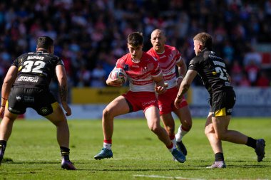 St. Helens 'ten Joe Bennison, 17 Eylül 202' de St. Helens-Salford Red Devils maçında Salford Red Devils 'i savundu.