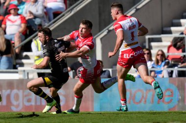 St Helens 'den Mark Percival # 4 Betfred Süper Ligi karşılaşmasında Salford Red Devils' in 1 numaralı oyuncusu Ryan Brierley 'i yere serdi. St Helens - Salford Red Devils - All Wicked Stadyumu, St Helens, Birleşik Krallık, 17 Eylül 202