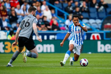 Huddersfield Town 'dan Duane Holmes # 19 ve Cardiff City' den Jack Simpson # 26 Sky Bet Şampiyonası maçında Huddersfield Town, Cardiff City 'ye karşı John Smith Stadyumu, Huddersfield, Birleşik Krallık, 17 Eylül 202