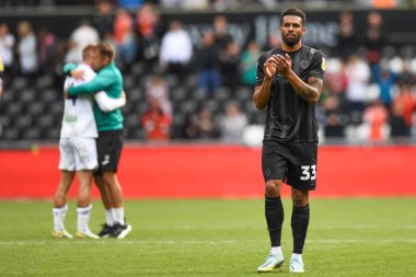 Hull City 'den Cyrus Christie 17 Eylül 202' de Swansea.com Stadyumu 'nda oynanan Swansea City vs Hull City karşılaşmasında gezgin taraftarları alkışlıyor.