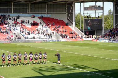 Salford Red Devils oyuncuları bir dakikalığına sessizliğe bürünürken, ekranda HRH Kraliçesi 2. Elizabeth 'in Betfred Süper Ligi maçı öncesinde St Helens - Salford Red Devils maçı, St Helens, İngiltere, 17 Eylül' de oynanacak.