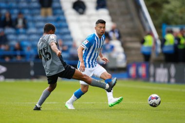 Huddersfield Town 'dan Yuta Nakayama # 33 ve Cardiff City' den Andy Rinomhota # 35 Sky Bet Şampiyonası maçında Huddersfield Town - Cardiff City John Smith Stadyumu, Huddersfield, Birleşik Krallık, 17 Eylül 202