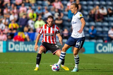 Preston North End 'in 44 numaralı Brad Potts 17 Eylül 202' de İngiltere 'nin Deepdale kentinde oynanan Preston North End-Sheffield United maçında topu kontrol ediyor.