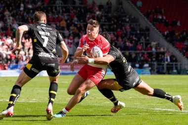 St Helens 'den Jack Welsby # 1 Betfred Süper Lig maçı sırasında Salford Red Devils' in 13 numarası Elijah Taylor tarafından oynanan St Helens - Salford Red Devils maçında, St Helens - All Wicked Stadyumu, St Helens, Birleşik Krallık, 17 Eylül 202