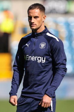 Blackpool 'dan Jerry Yates 17 Eylül 202' de The Den, Londra 'da oynanan Millwall-Blackpool maçından önce sahada.