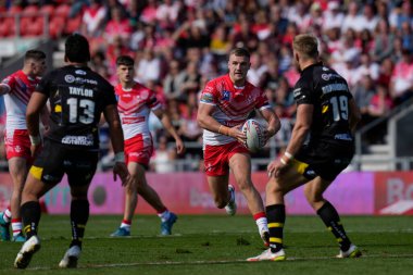 St Helens 'ten Matty Lees 17 Eylül 202' de St. Helens-Salford Red Devils maçında Salford Red Devils 'i savunmak için koşuyor.