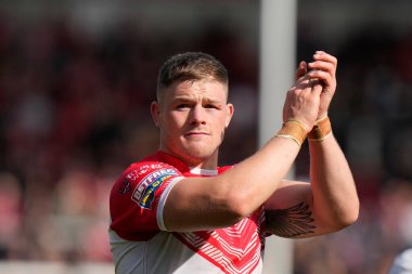 St. Helensssales 'den Morgan Knowles 17 Eylül 202' de St Helens ile Salford Red Devils arasında oynanan Betfred Süper Lig maçı sonrasında taraftarları selamlıyor.