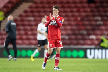 Middlesbrough 'dan Jonathan Howson 17 Eylül 202' de Riverside Stadyumu, Middlesbrough 'nda oynanan Sky Bet Şampiyonası maçından sonra destekçilerini alkışlıyor.