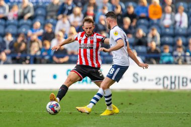 Rhys Norrington-Davies # 33 Sheffield United, Preston North End 'in 17 Eylül 202' de Deepdale, Preston 'da Preston North End' e karşı oynadığı maçta Preston North End # 8 'den Alan Browne' a meydan okuyor.
