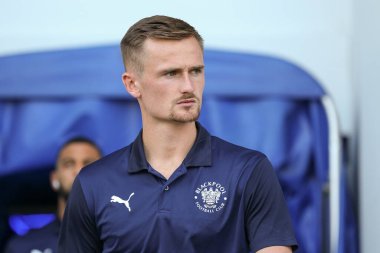 Blackpool 'dan Callum Connolly 17 Eylül 202' de The Den, Londra, İngiltere 'deki Millwall-Blackpool maçından önce geliyor.