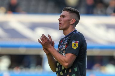 Coventry City 'den # 17 numaralı Viktor Gykeres, 17 Eylül 2022' de Birmingham City ile Coventry City arasında oynanan Gökyüzü İddia Şampiyonası maçından sonra gezgin taraftarları alkışlıyor.