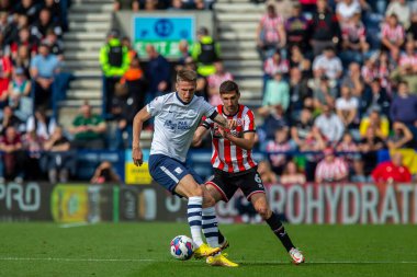 Preston North 19 numaralı Emil Riis, 17 Eylül 202 'de İngiltere, Preston' da oynanan Deepdale-Sheffield United maçında Sheffield United ile oynanan Gökyüzü İddia Şampiyonası 'nda Chris Basham' ı 6 numarada tutuyor.