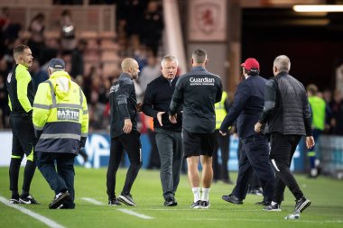 Middlesbrough teknik direktörü Chris Wilder, 17 Eylül 202 'de Middlesbrough, Middlesbrough' da oynanan Sky Bet Şampiyonası maçından sonra Rotherham United teknik direktörü Paul Warne ile tokalaşıyor.