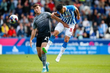 Huddersfield Town 'dan Yuta Nakayama # 33 ve Cardiff City' den Mark Harris # 29 Sky Bet Şampiyonası maçında Huddersfield Town - Cardiff City, John Smith Stadyumu, Huddersfield, Birleşik Krallık, 17 Eylül 202