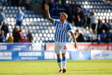 Huddersfield Town 'dan 25 numaralı Danny Ward, 17 Eylül 202' de John Smith Stadyumu 'nda oynanan Huddersfield Town - Cardiff City maçından sonra taraftarlarına el sallıyor.
