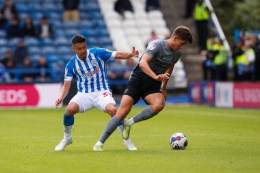 Huddersfield Town 'dan Yuta Nakayama # 33 ve Cardiff City' den Perry Ng # 38 Sky Bet Şampiyonası maçında Huddersfield Town, Cardiff City 'ye karşı John Smith Stadyumu, Huddersfield, Birleşik Krallık, 17 Eylül 202