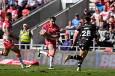 St Helens 'den Mark Percival # 4 Betfred Süper Lig maçı sırasında Salford Red Devils' in 28 numaralı Deon Cross 'unda koşuyor. St Helens - Salford Red Devils maçı, All Wicked Stadyumu, St Helens, Birleşik Krallık, 17 Eylül 202