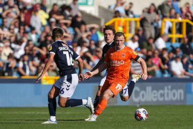 Blackpool 'dan Shayne Lavery 17 Eylül 202' de Millwall - Blackpool maçında Millwall savunmasında koşuyor.