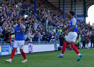 Portsmouth 2-2 Portsmouth forveti Reeco Hackett-Fairchild (18) 94. dakikada attığı golü kutluyor ve Portsmouth - Plymouth Argyle maçı sırasında Pompey 'e son dakika dramasında bir puan kazandırıyor.