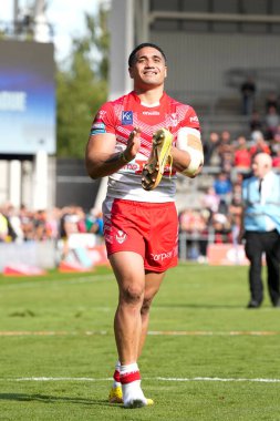 Sione Matautia, 17 Eylül 2022 'de Birleşik Krallık' ın St. Helens-Salford Red Devils maçından sonra taraftarları selamlıyor.