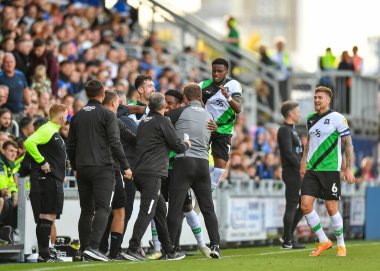 GoAL 1-2 Plymouth Argyle forveti Niall Ennis (11), Plymouth Argyle, Bali Mumba (17) ve Plymouth Argyle defans oyuncusu Dan Scarr (6) ve Plymouth Argyle teknik direktörü Mark Hughes ile Sky Bet 1 karşılaşmasında golü kutluyor.