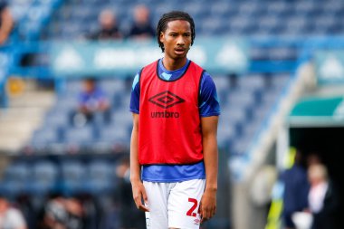 Huddersfield Town 'dan Etienne Camara 17 Eylül 202' de John Smith Stadyumu 'nda Huddersfield Town, Cardiff City maçından önce ısınıyor.