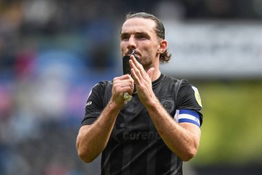 Hull City 'den Lewis Coyle 17 Eylül 202' de Swansea.com Stadyumu 'nda oynanan Swansea City vs Hull City maçında gezgin taraftarları alkışlıyor.