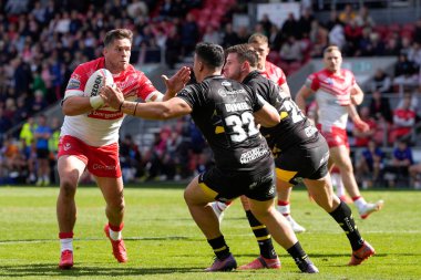 St. Helens 'den Louie McCarthy-Scarsbrook # 15 Betfred Süper Ligi karşılaşmasında Salford Red Devils' in 32 numarası Tyler Dupree 'de koşuyor. St Helens, Salford Red Devils' e karşı.