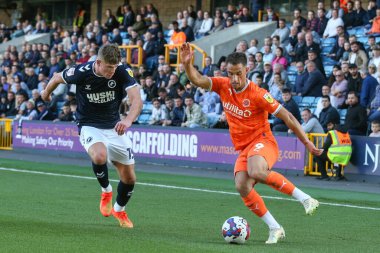 Blackpool 'dan Jerry Yates 17 Eylül 202' de The Den, Londra 'da oynanan Millwall-Blackpool maçında Charlie Cresswell # 15 Millwall maçını kazanıyor.