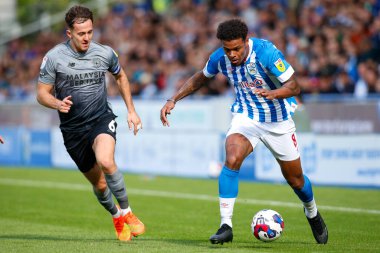 Huddersfield Town 'dan Tino Anjorin # 8 ve Cardiff City' den Ryan Wintle # 6 Sky Bet Şampiyonası maçında Huddersfield Town, Cardiff City 'ye karşı John Smith Stadyumu, Huddersfield, Birleşik Krallık, 17 Eylül 202