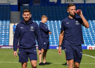 Plymouth Argyle orta saha oyuncusu Joe Edwards (8) ve Plymouth Argyle orta saha oyuncusu Matt Butcher (7), Portsmouth 'a karşı Plymouth Argyle maçında sahaya çıkıp incelemeye devam ediyor.