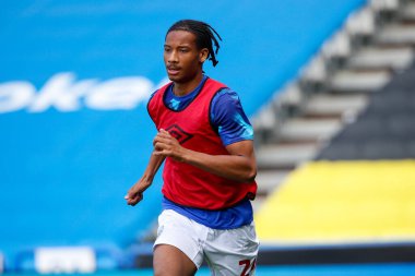 Huddersfield Town 'dan Etienne Camara 17 Eylül 202' de John Smith Stadyumu 'nda Huddersfield Town, Cardiff City maçından önce ısınıyor.