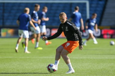 Blackpool 'dan 19 numaralı Shayne Lavery, 17 Eylül 202' de The Den, Londra 'da oynanan Millwall-Blackpool maçında ısınıyor.
