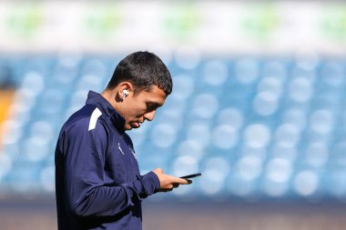 Blackpool 'dan Ian Poveda 17 Eylül 202' de The Den, Londra 'da oynanan Millwall-Blackpool maçından önce sahada.