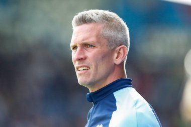 Steve Morison Cardiff City 'nin teknik direktörü. 17 Eylül 202' de Huddersfield Town, Cardiff City 'ye karşı John Smith Stadyumu' nda oynanacak.