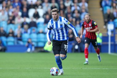 Sheffield Wednesday 'den Josh Windass 17 Eylül 202' de Hillsborough, Sheffield, İngiltere 'de Çarşamba günü Sheffield-Ipswich Town maçında topu sürüyor.
