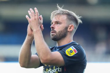 Coventry City 'den Jake Bidwell 17 Eylül 202' de Birmingham City, Birmingham City 'ye karşı Coventry City maçından sonra gezgin taraftarları alkışlıyor.