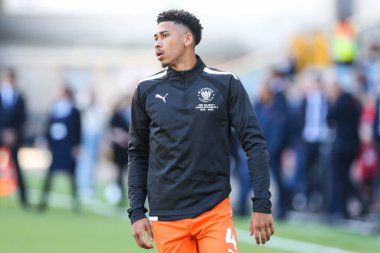 Blackpool 'dan Jordan Lawrence-Gabriel 17 Eylül 202' de The Den, Londra 'da oynanan Millwall-Blackpool maçında ısınıyor.