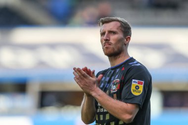 Coventry City 'den Jamie Allen 17 Eylül 202' de Birmingham City, Birmingham City ile Coventry City arasındaki maçtan sonra gezgin taraftarları alkışlıyor.