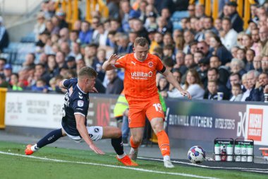 Blackpool 'dan 19 numaralı Shayne Lavery 17 Eylül 202' de The Den, Londra, İngiltere 'de Millwall - Blackpool maçında Millwall - Millwall # 15 Millwall maçında Charlie Cresswell ile kapışıyor.