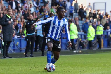 Sheffield Wednesday 'den Alex Mighten 17 Eylül 202' de Sheffield Çarşamba günü Hillsborough, Sheffield, İngiltere 'de Ipswich Town maçında topu sürüyor.