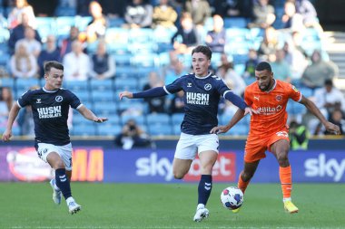 Blackpool 'dan CJ Hamilton # 22 ve Millwall Şampiyonası' nda top için mücadele eden Millwall # 2 numaralı Dan McNamara 17 Eylül 202 'de The Den, Londra, İngiltere' de Blackpool 'a karşı Millwall